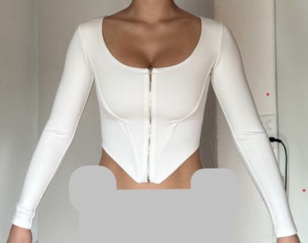 Cool top with the zipper in the front
