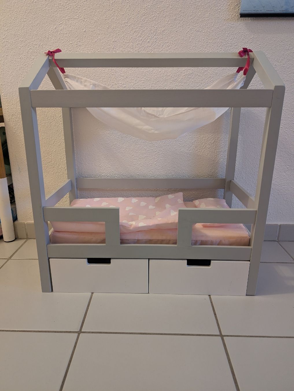 Giocattoli: Puppenbett mit Hängematte und Schubladen – Usato da Oberhasli venduto da Caramellas