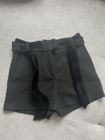 Short MAJE noir taille 34 avec ceinture en velours