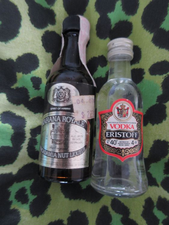 2 Schnapsflaschen mini, Macadamia Nuss Liqueur + Wodka 40% (Neu (gemäss ...