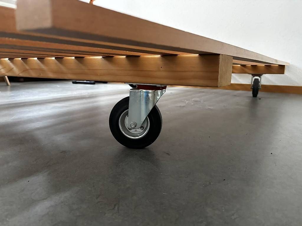 Betten: 120m Holzbett mit Rädern – Gebraucht aus Zürich von maylis.jakob 1