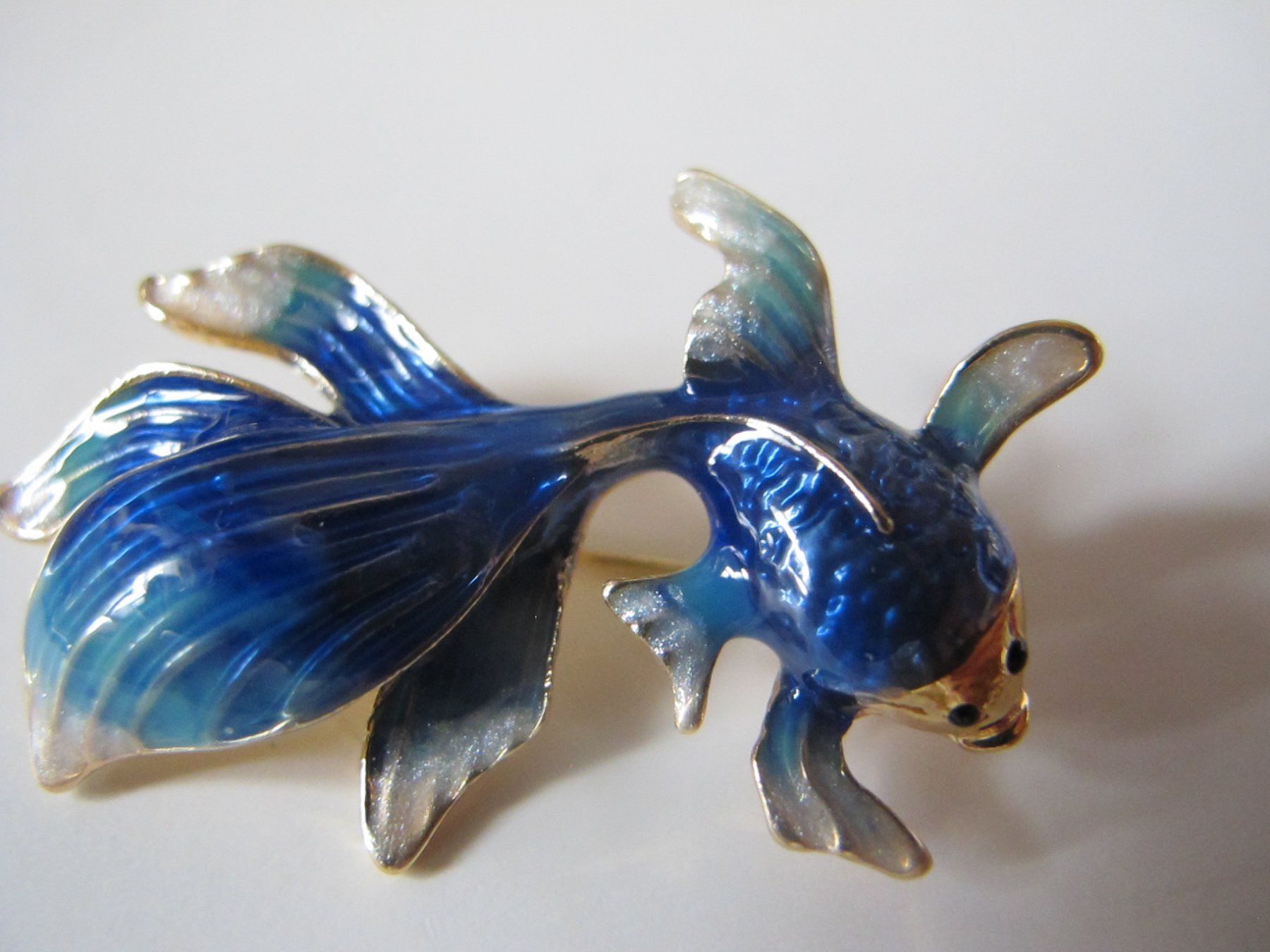 Spille & Fermagli: Schmuck Brosche Goldfisch blau Emaille – Nuovo (secondo la descrizione) da Löhningen venduto da Chimae67