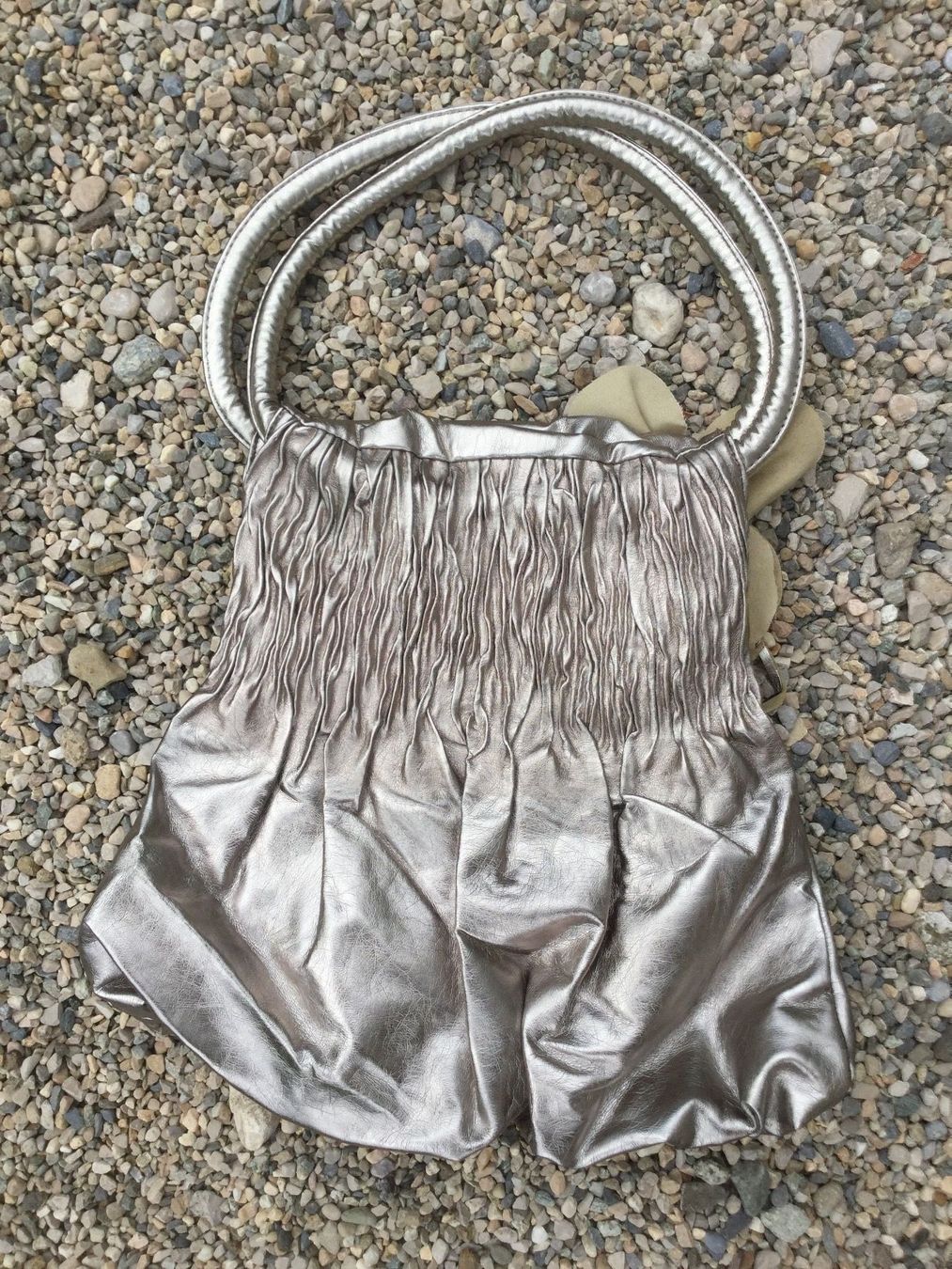 Taschen für Damen: Sac à main ballon brillant avec fleur – Neu und originalverpackt aus Agiez von chouchanelle 4