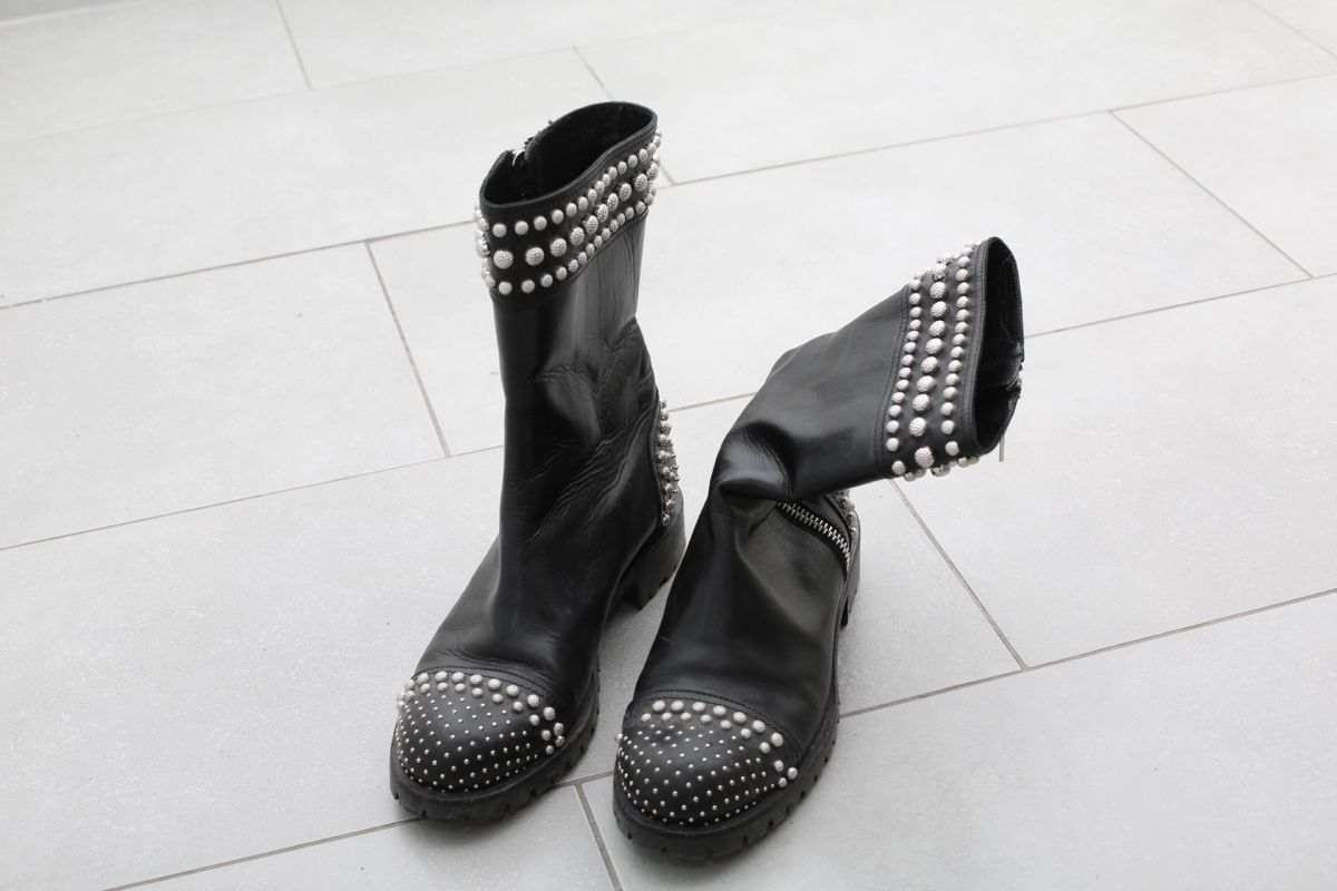 Alexander Mcqueen Scarpe da donna: Alexander McQueen studded black leather boots, size 39 – Usato da Zürich venduto da Mariia_burlachenko