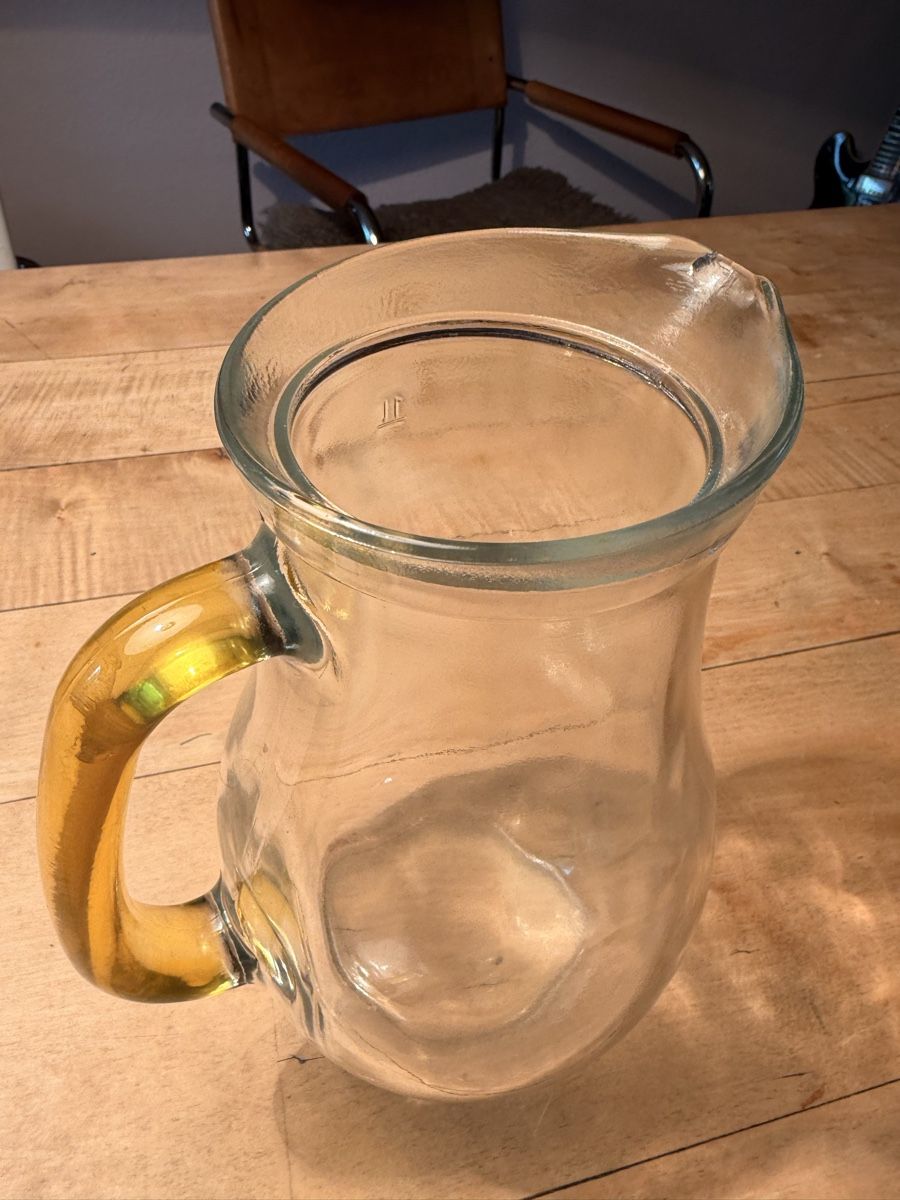 Caraffe: Glaskugel mit gelbem Henkel. – Usato da Basel venduto da VanyaTC 1
