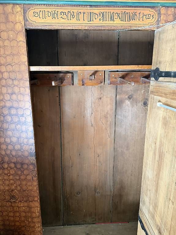 Armadi: Antiker Kleiderschrank – Usato da Bern venduto da dexter123 2