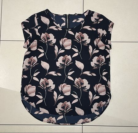T-Shirt mit Blumenmuster, Grösse 40, ideal für den Frühling!