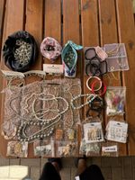 Modeschmuck Konvolut: Ketten, Ohrringe, Ringe, Armbänder