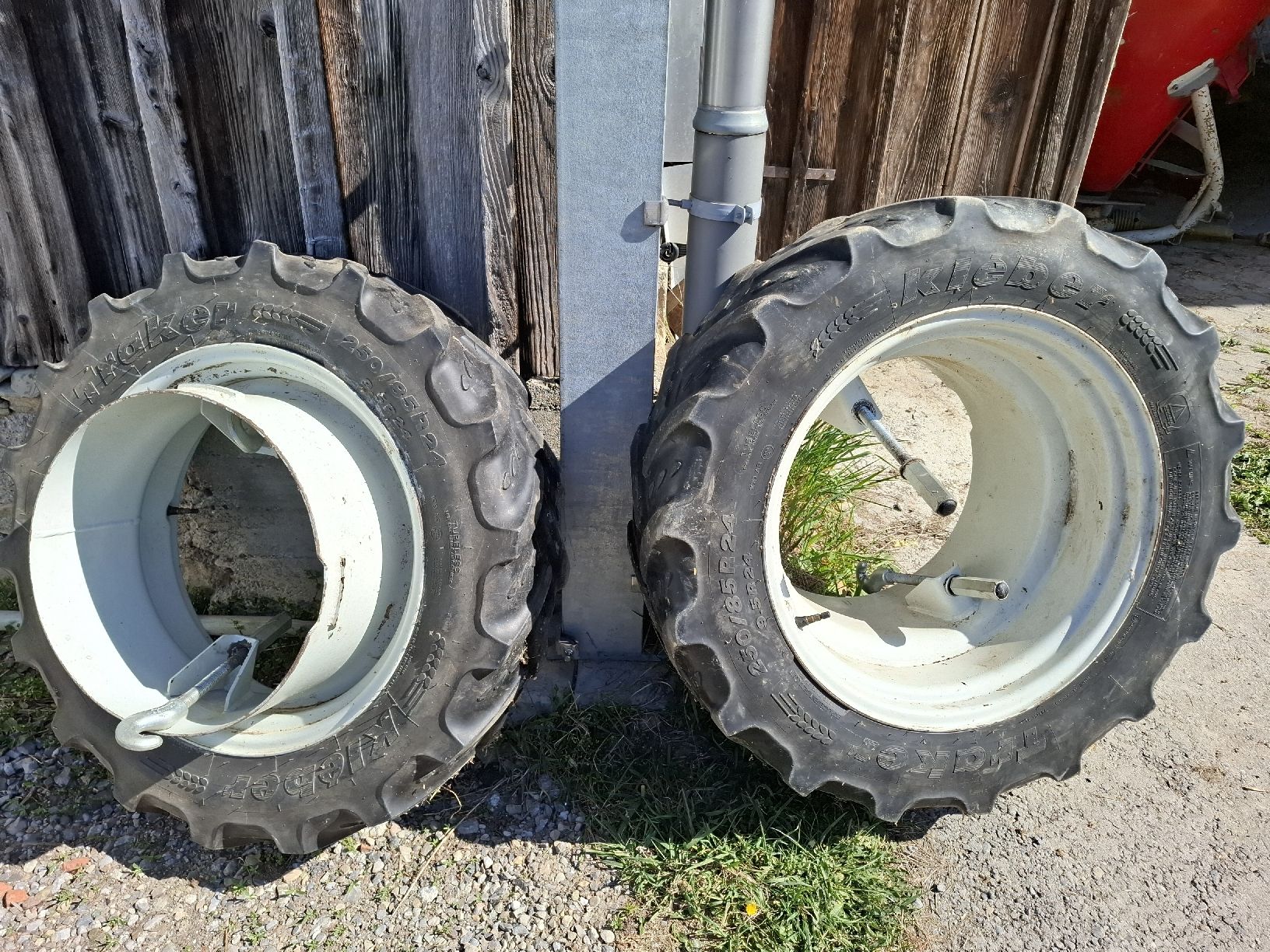 Pneus & Kompletträder: Doppel - Zwillings-Räder 250/85 R24 – Gebraucht aus Ebnat-Kappel von MILKSHAKE01