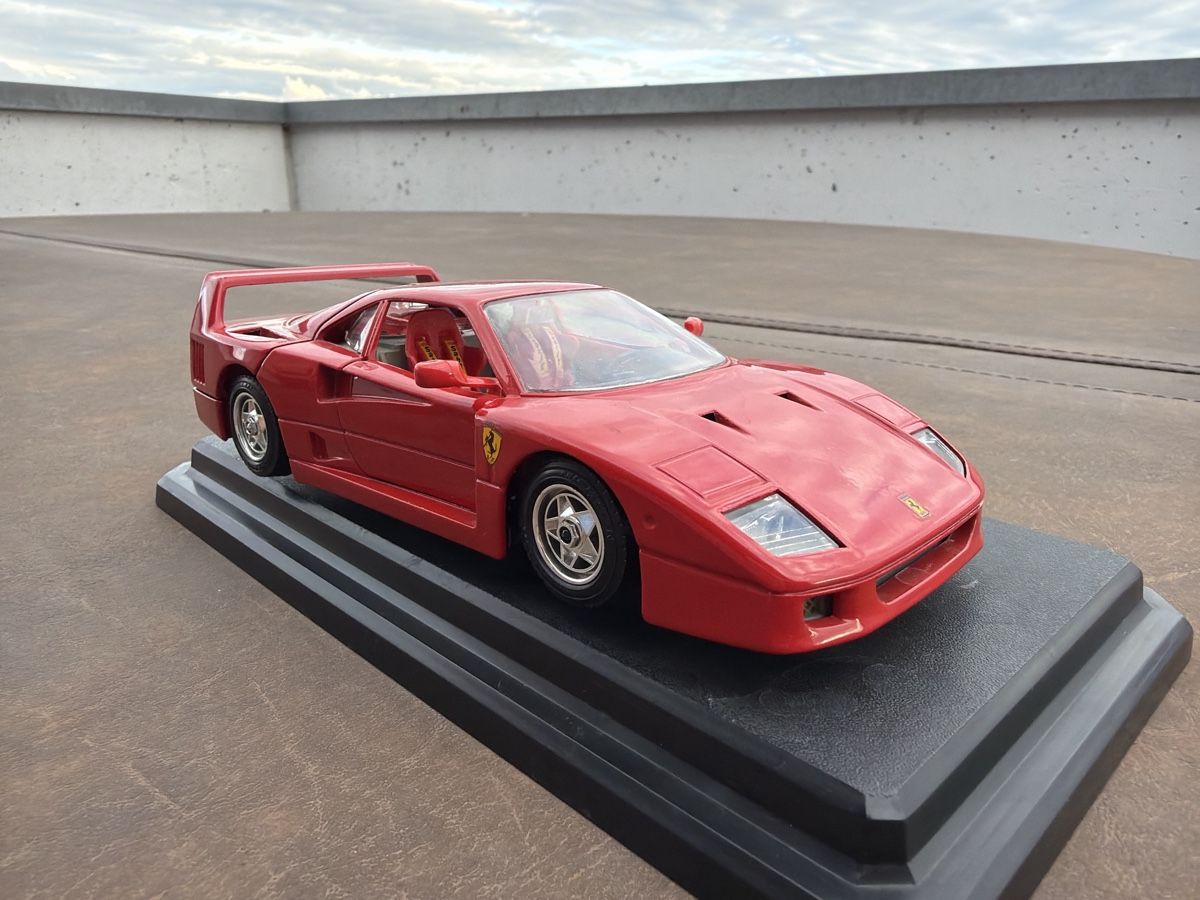 Bburago Modellautos: Ferrari F40 - 1/24 - Bburago – Gebraucht aus Wolfwil von Rolex1 4