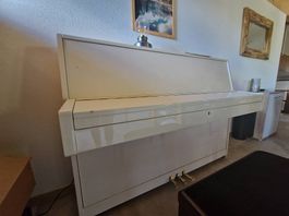 Piano droit Ritmüller blanc  bien entretenu, design moderne