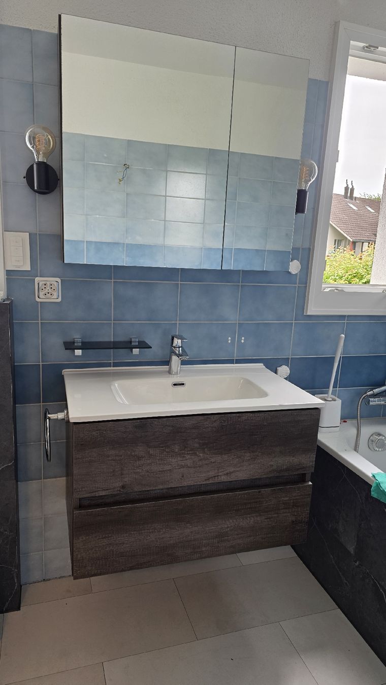 Mobili per bagno: Badezimmer-Waschtisch mit Schrank, Spiegelschrank – Usato da Weisslingen venduto da romanonerii