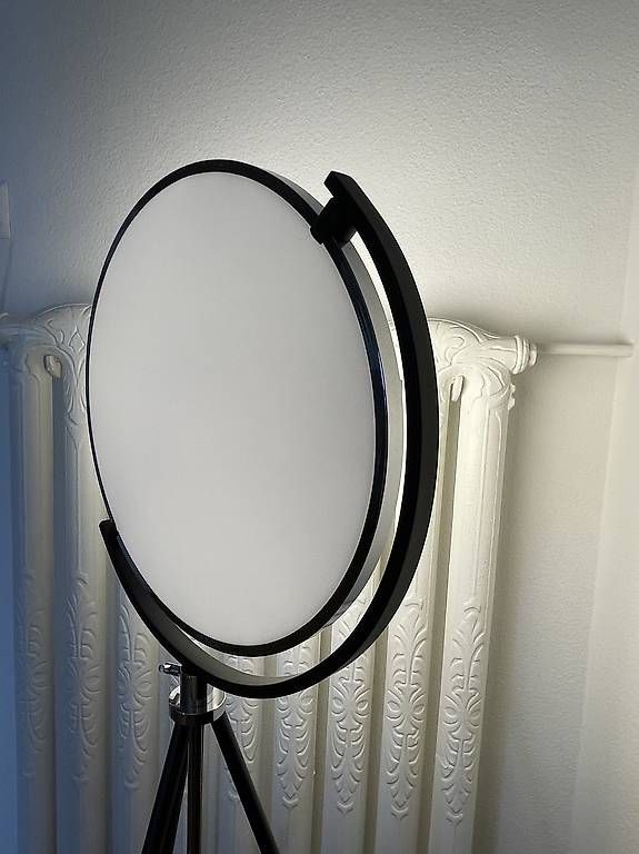 Lampade: Lampadaire design LED sur trépied – Usato da Lausanne venduto da generation 3