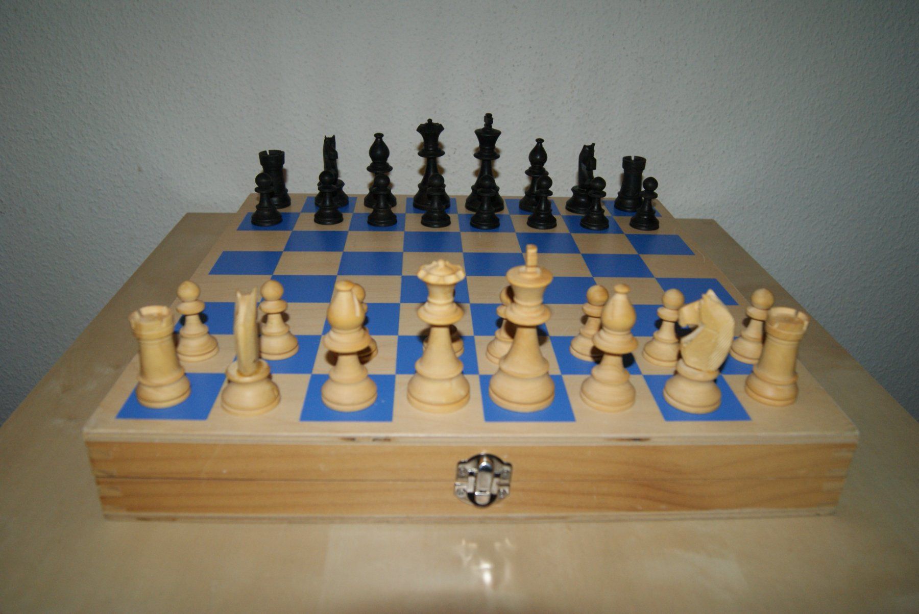 Jeux: Schachbrett-Box mit Staunton Figuren - PLUS – D'occasion à Zürich par Widi1 1