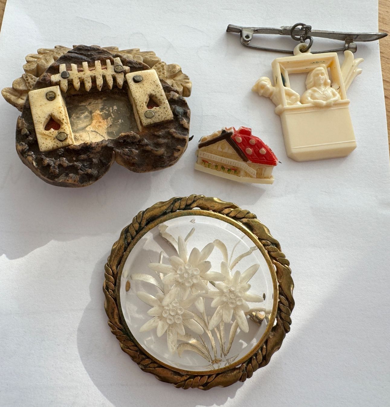 Autres bijoux: 4 alte Alpine Broschen – D'occasion à Egg b. Zürich par chantilly-lace