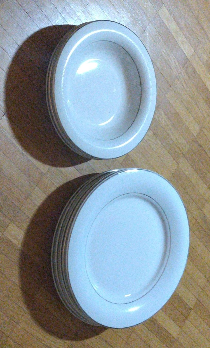 Geschirrsets: 5 dinner plates, 3 oup plates, white, gold rim – Gebraucht aus thun von edw_65cw