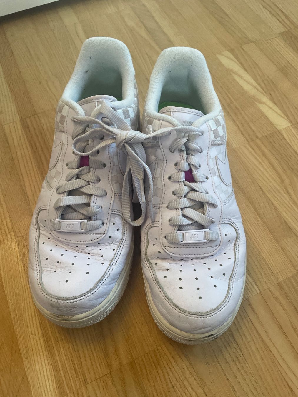 Nike Scarpe da uomo: Air Force Lila Schachoptik – Usato da Männedorf venduto da ali_5krk