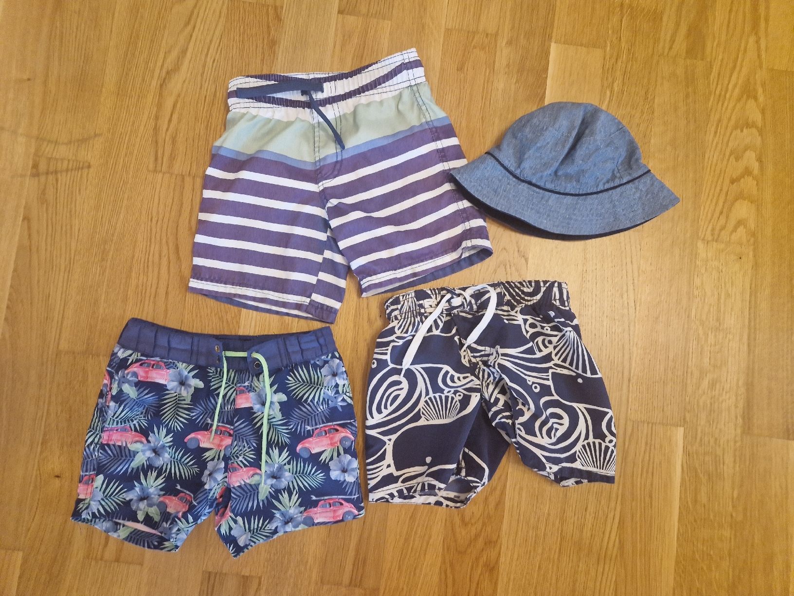 Kleiderpakete & -sets: Badehosen und Sonnenhut Grösse 92/98 – Gebraucht aus Zürich von nicinat