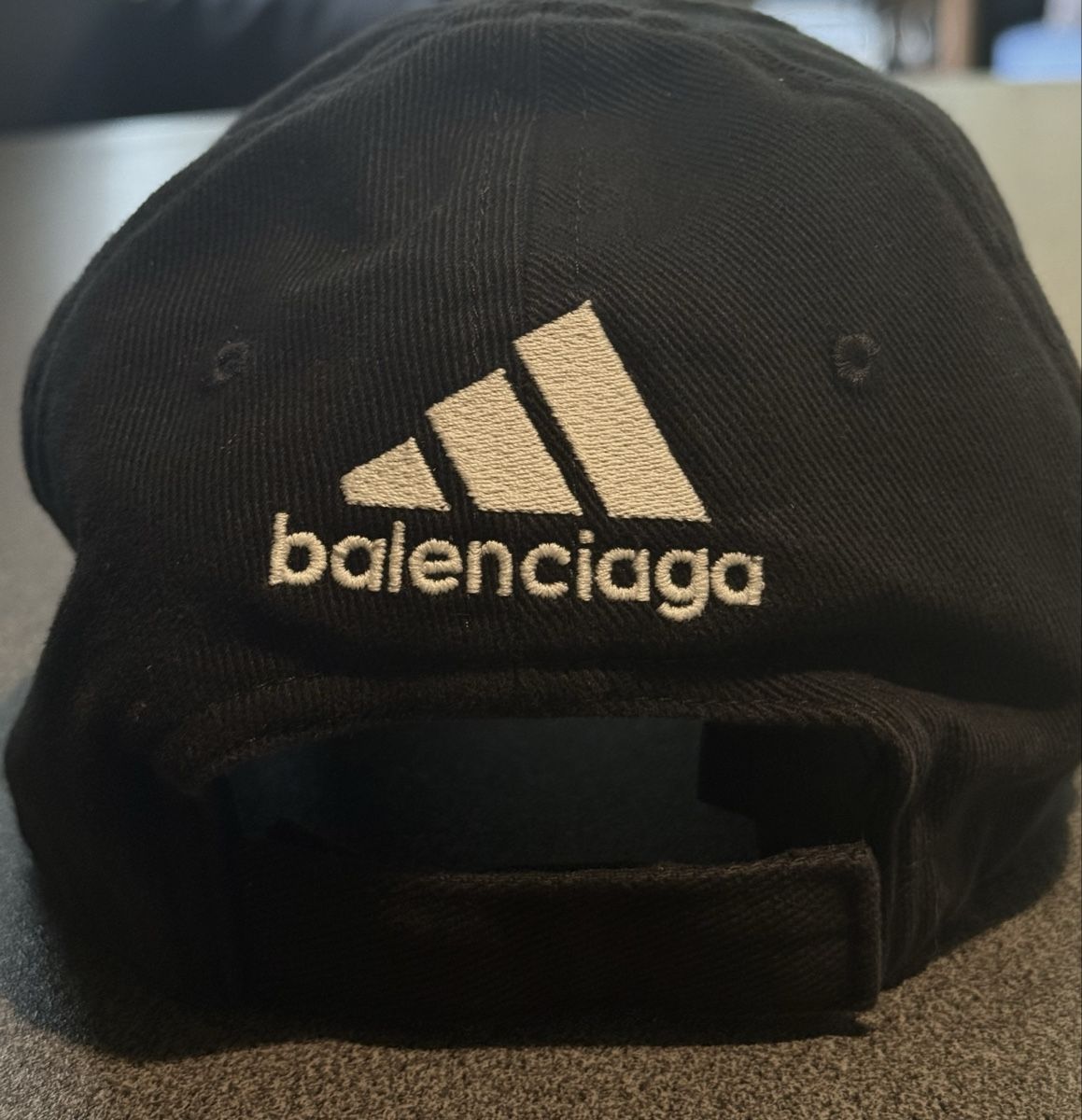 Balenciaga Copricapi, berretti & cappellini: Balenciaga X Adidas Cap – Nuovo (secondo la descrizione) da Kilchberg ZH venduto da oli_vm25 2