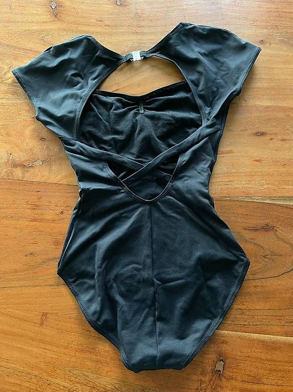Scarpe, pantaloni & magliette da ginnastica: Ballettbody und Wickelrock – Usato da Wil venduto da pechrithurwil 3