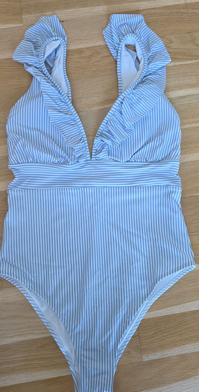 H&M Costumi da bagno & Bikini: Sommerlicher Badeanzug mit Rüschen - gestreift, Grösse M – Usato da Affoltern am Albis venduto da Ebruli89