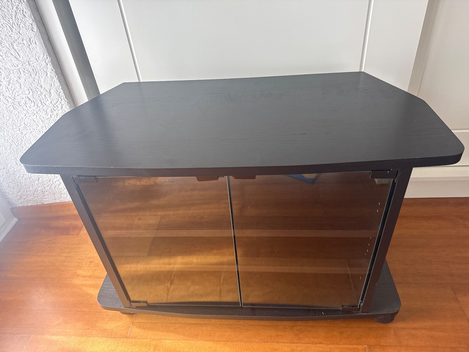 Mobili TV: TV-Möbel schwarz mit Glastüren – Usato da Thalwil venduto da vernasm