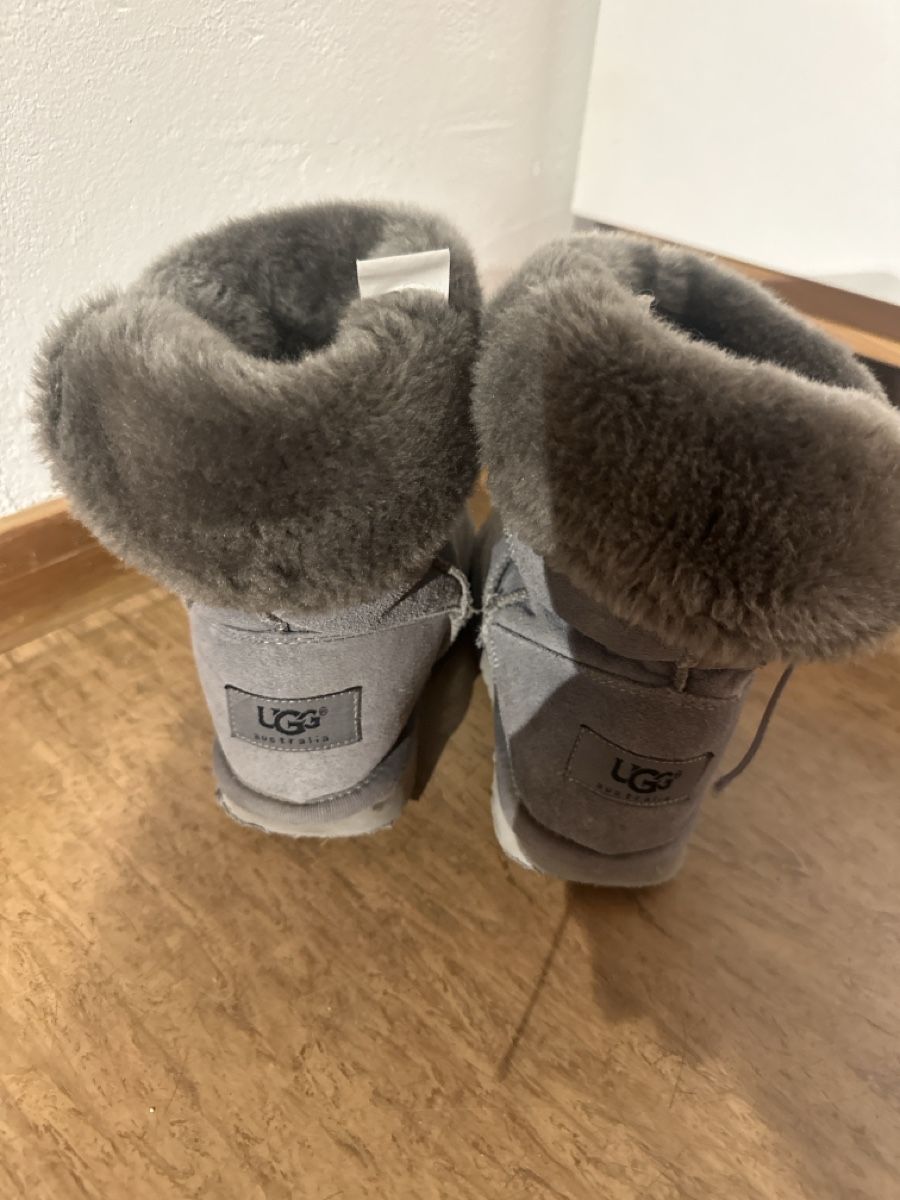 Scarpe per ragazze: Winter UGG Boots in Grau, Grösse 33 – Usato da Trimmis venduto da vai_9qzr 1
