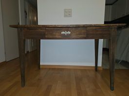 Schöner nostalgischer Holztisch
