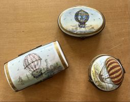 Lot de trois jolies boîtes en porcelaine