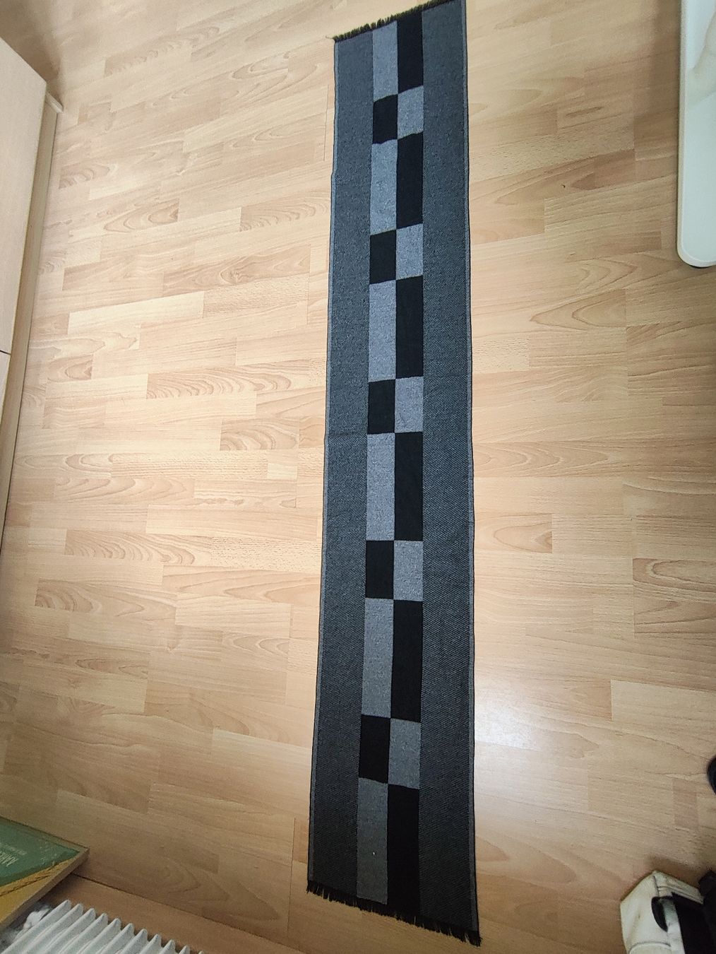 Foulard & Sciarpe: Schwarz-grauer Schal – Usato da Bern venduto da eudo 1