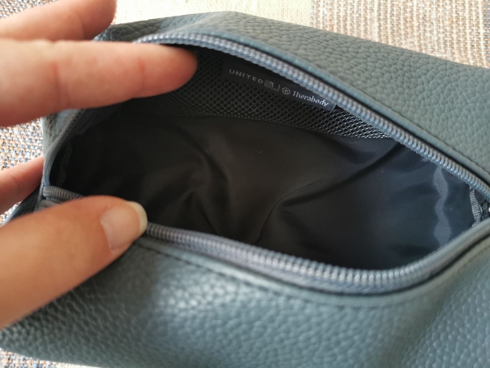 Custodie per cosmetici: Necessaire mit Schlafmaske – Nuovo (secondo la descrizione) da Ostermundigen venduto da AlwaysHaveFun90 1