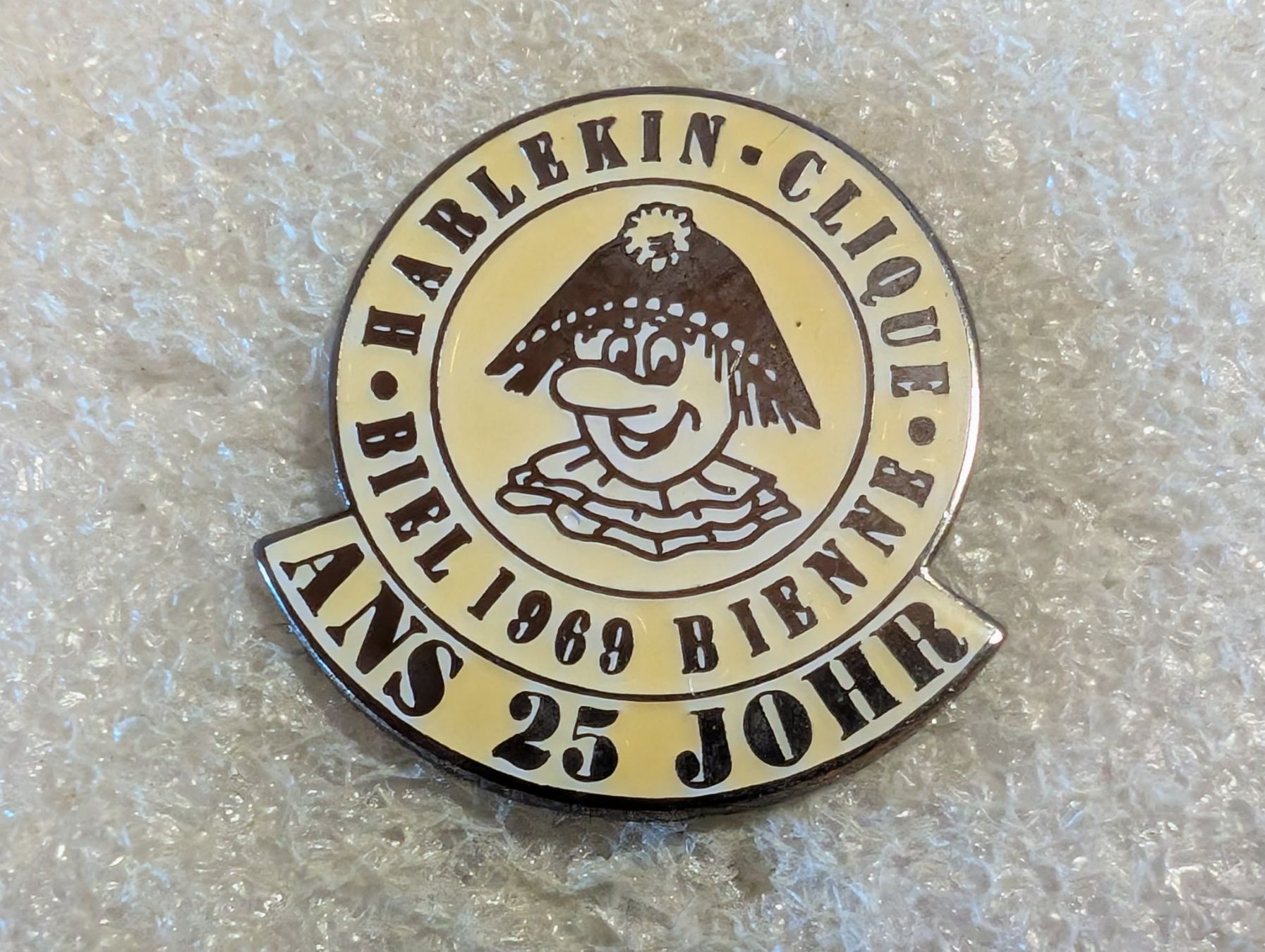 Placchette & Badge: Ansteckpin 5: Harlekin Clique Bienne – Usato da Oppligen venduto da Pin-Fall-Shop