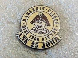 Ansteckpin 5: Harlekin Clique Bienne