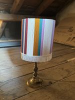 Tischlampe mit buntem Lampenschirm und Fransen