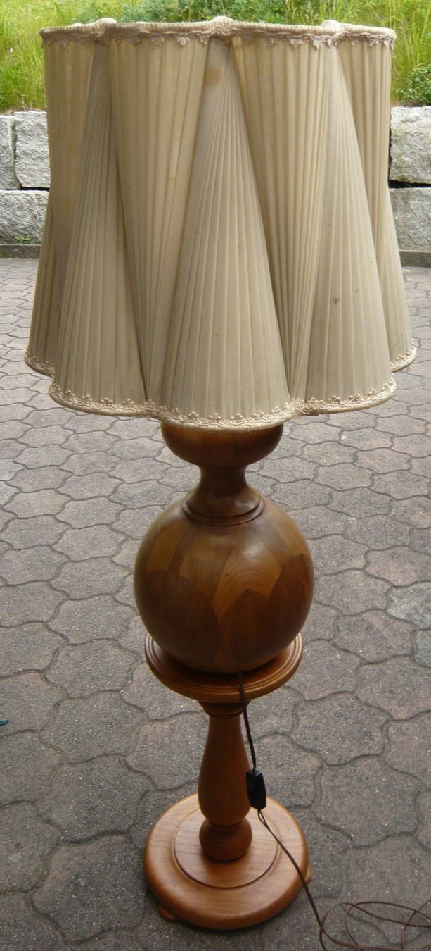 Lampade: Alte Lampe / Stehelampe aus Holz – Usato da Ruggell venduto da Btt 1