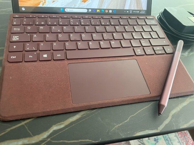 Microsoft Notebooks: `Surface Go 2 mit Pen und Typecover (bordeauxrot) – Gebraucht aus Ennetbaden von djpejic 1