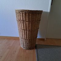 Grosser, geflochtener Wäschekorb