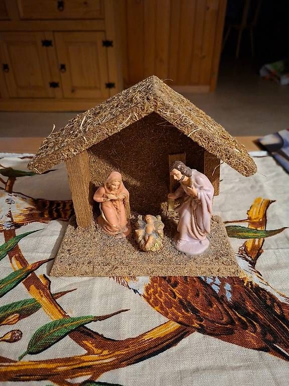 Toutes les décorations: Klassische Weihnachtskrippe mit Figuren – D'occasion à Marbach LU par antanarivo 2
