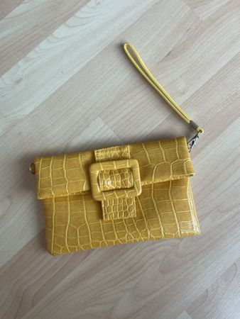 Gelbe Clutch in Kroko-Optik