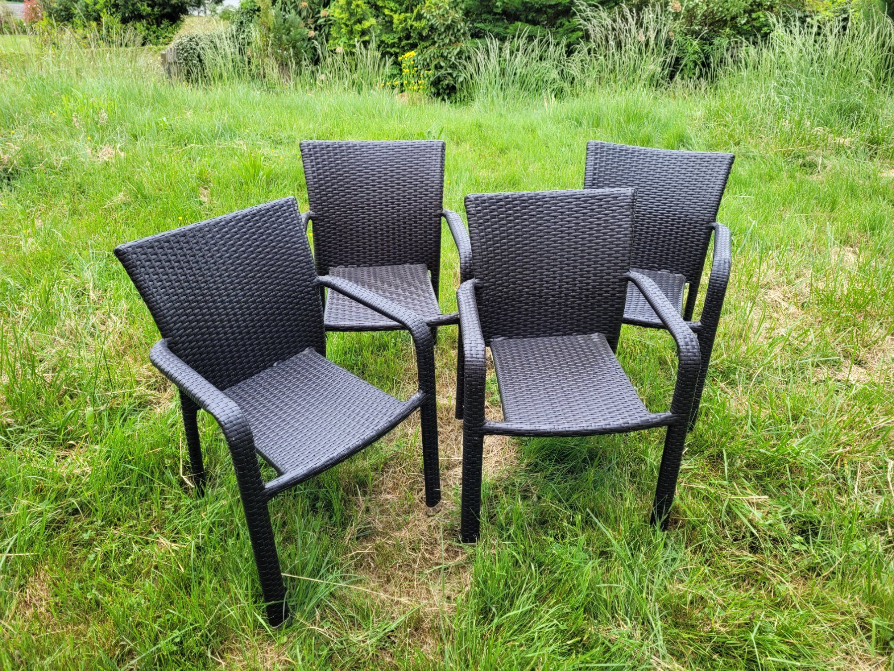 Stühle: Vier, stapelbare Gartenstühle – Gebraucht aus Perlen von