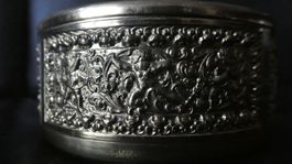 Antike Erhard&Söhne Lidded Box/ goldfarben mit Engel Relief