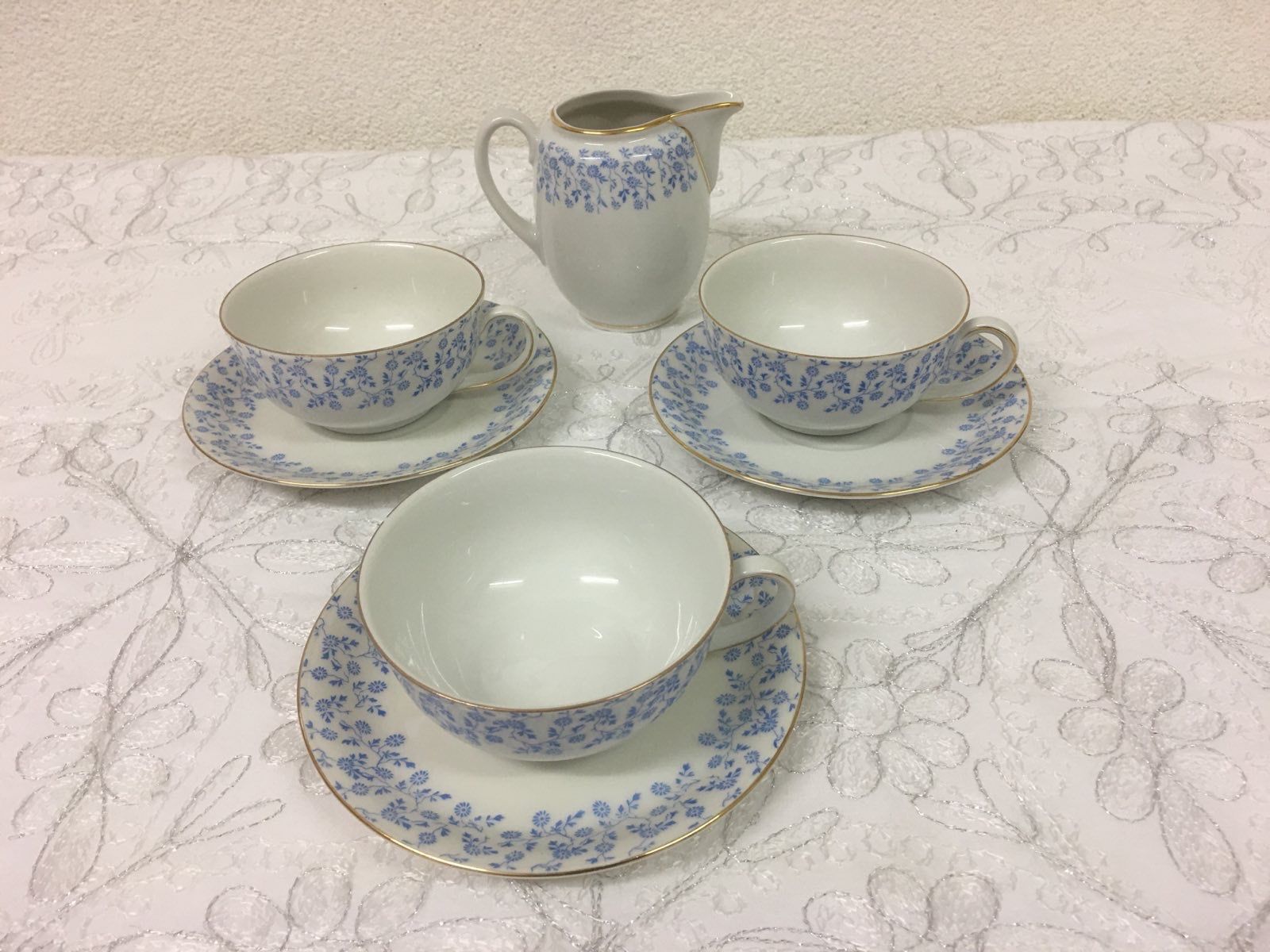 Set di piatti: Teeset Service mit Tassen und Milchkännlein – Usato da Biel-Benken BL venduto da AngiSchaefer