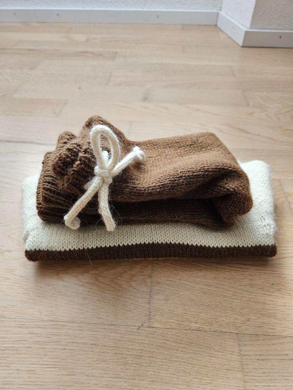 Maglioni & Felpe: Handgestricktes Baby Pullover und Hosen-Set, Grösse 80 – Nuovo (secondo la descrizione) da Würenlingen venduto da Nancy_Y 7