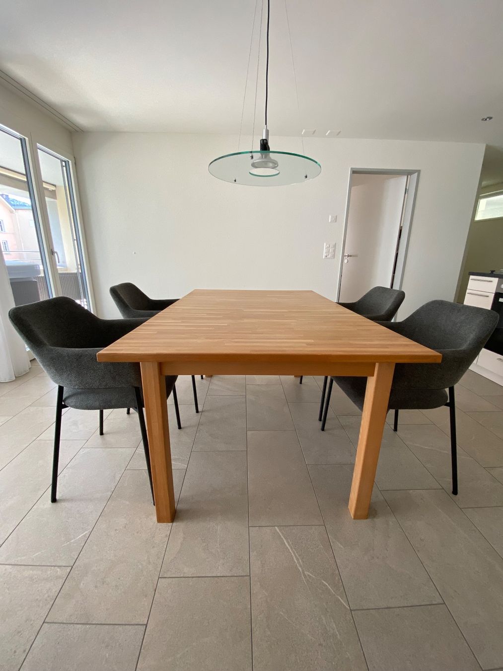 Set de table et chaises: Tisch mit 4 Stühlen – D'occasion à St. Gallen par lar_9nys