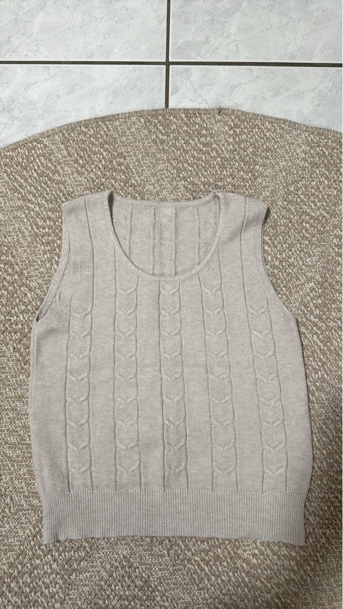 Gilets & Westen: Stylish Cable Knit Sweater Vest - Perfect for Layering – Neu (gemäss Beschreibung) aus Effretikon von lio_gjr8