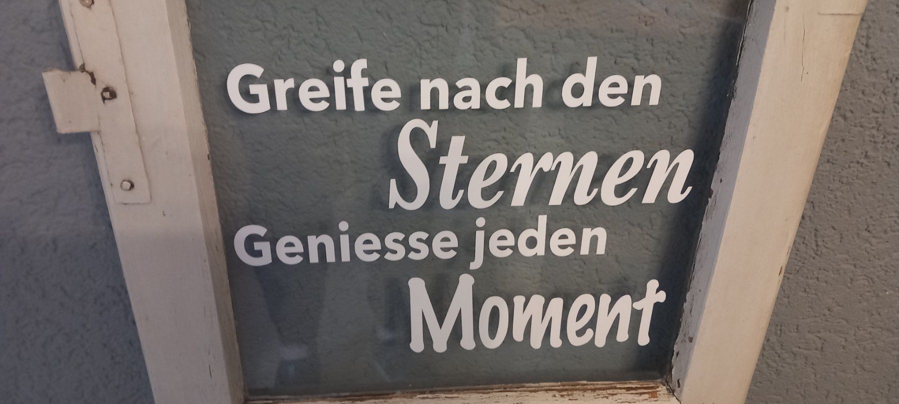 Tutte le decorazioni: Altes Fenster schön dekoriert – Usato da Buttwil venduto da K_und_K 2