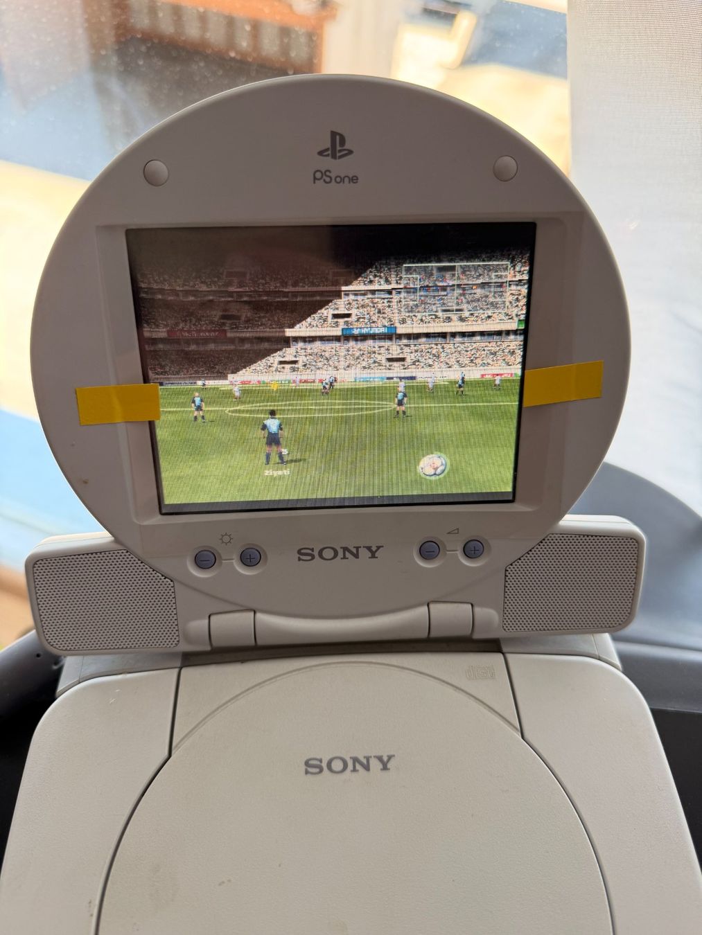 Sony Console: Sony PlayStation PS One Konsole mit LCD-Bildschirm – Usato da Düdingen venduto da Nerdworld 1