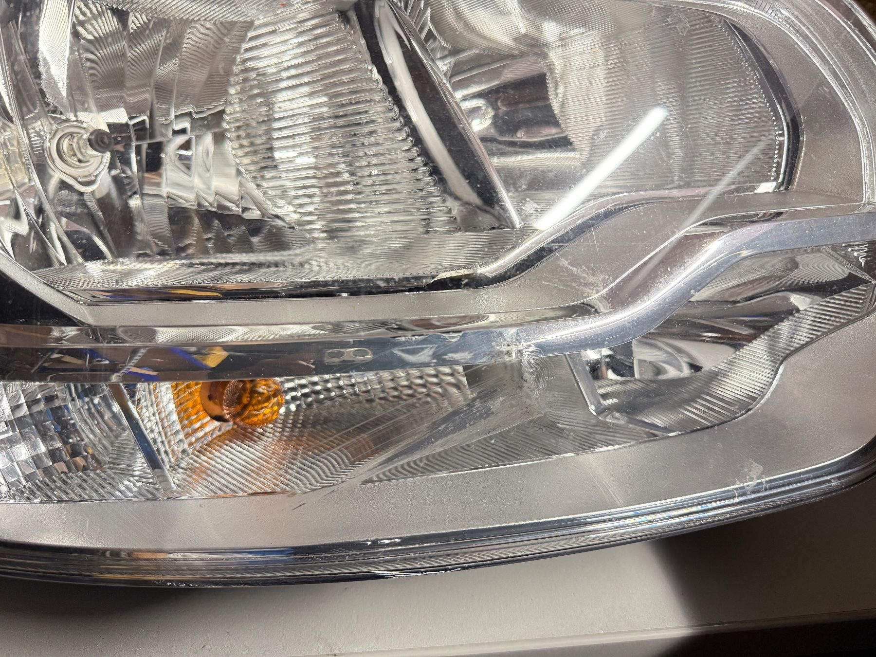 Ford Fari: Ford Transit Scheinwerfer – Usato da Einsiedeln venduto da V8840 3