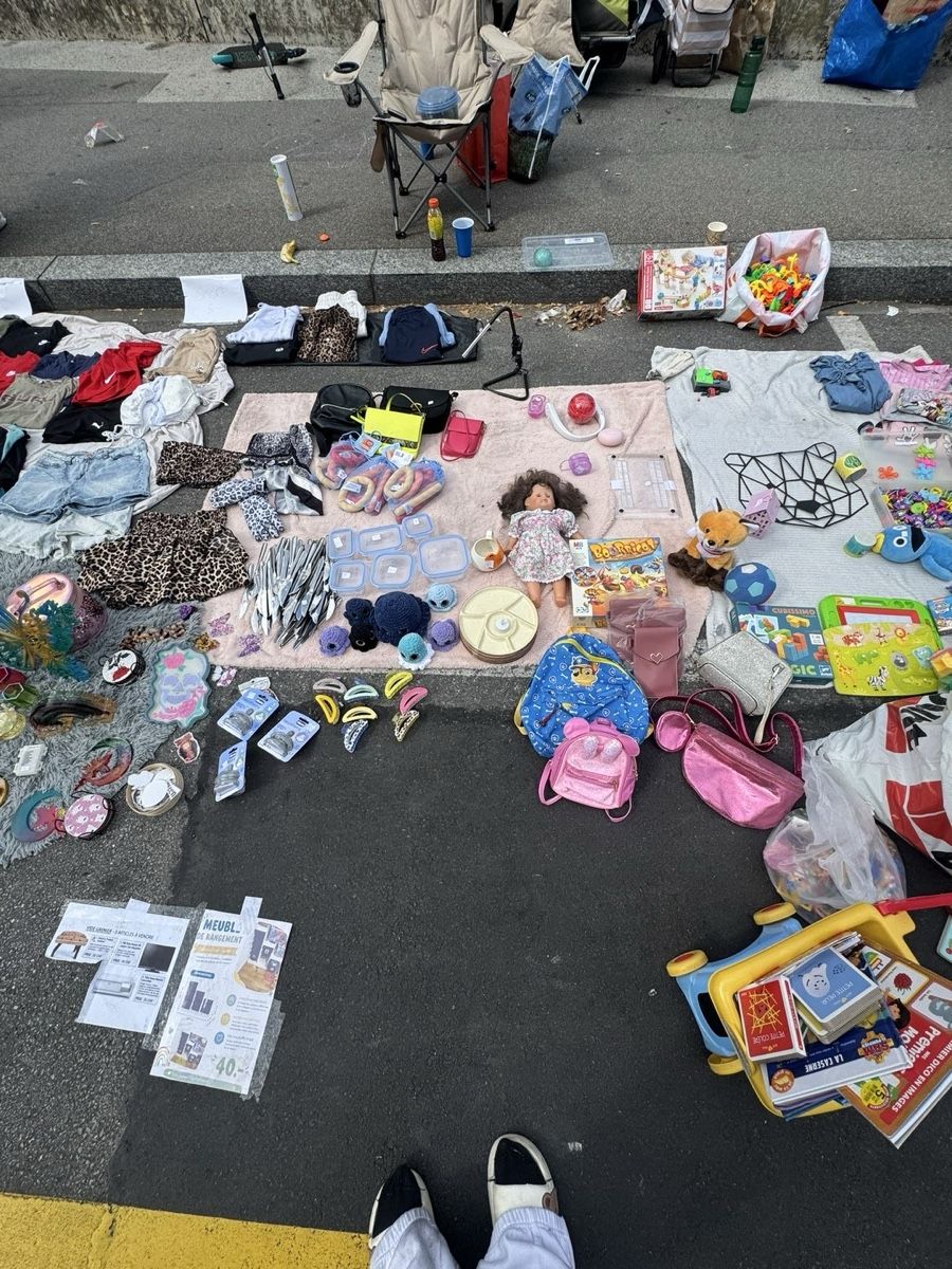Kit bricolage: Objets divers vide-grenier jouets et habits occasion – Usato da Lausanne venduto da ahm_9l9k 2