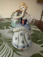 Porzellan Figur Dame mit Vogel und Blumenkorb antik
